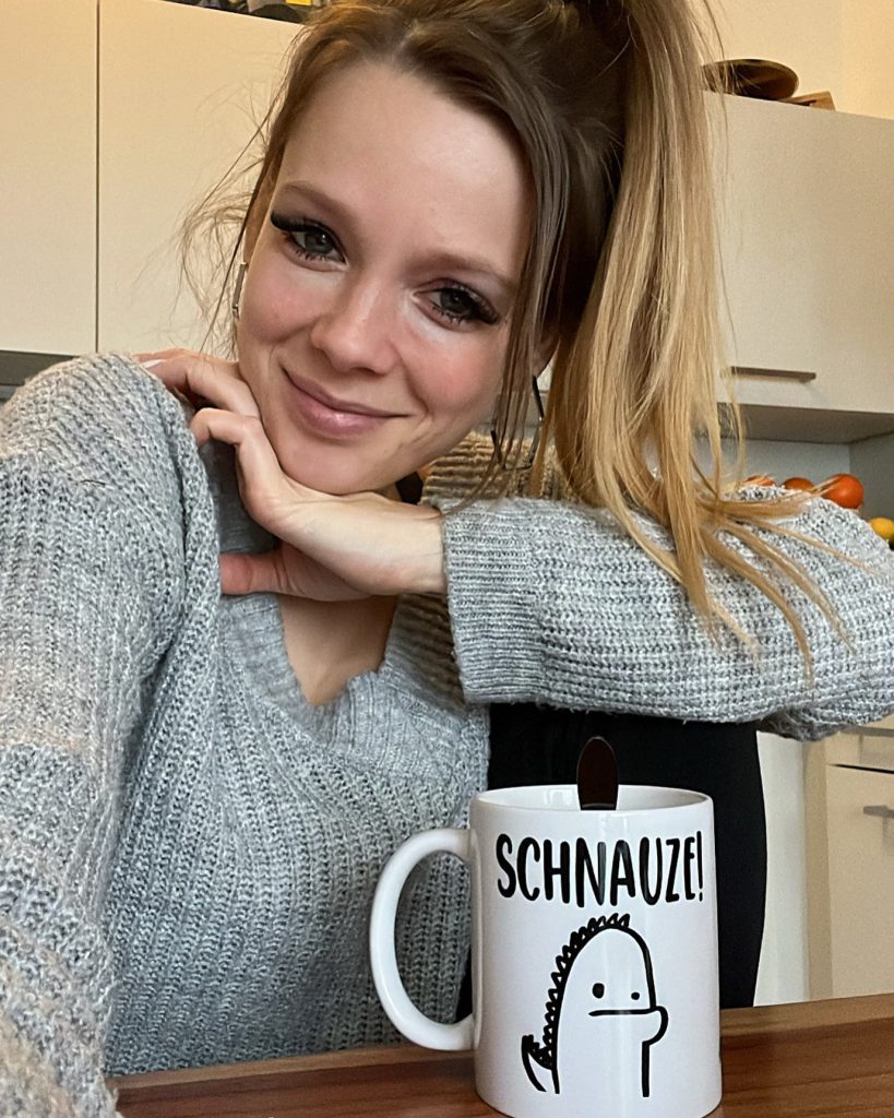 Anne Wünsche lächelt nackt bilder