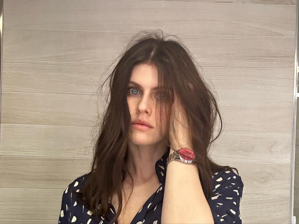 Alexandra Daddario stellt feuer dar xxx porno