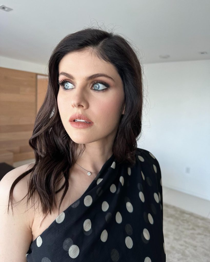 Alexandra Daddario stellt feuer nackt dar