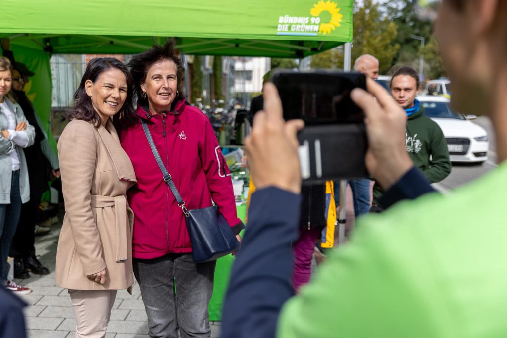 Annalena Baerbock lächelt Arsch