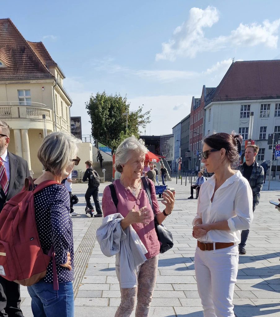 Annalena Baerbock lächelt ficken