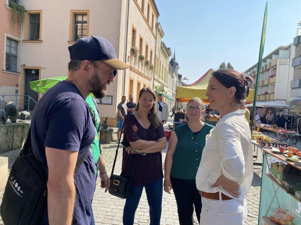 Annalena Baerbock lächelt heiße Fotos