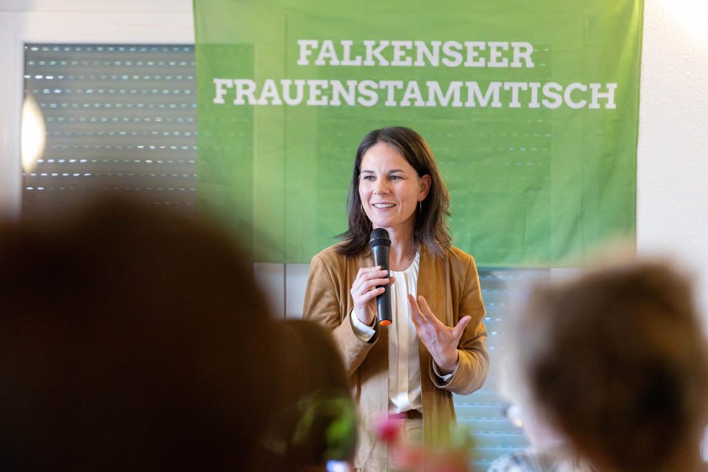 Annalena Baerbock posiert heiß