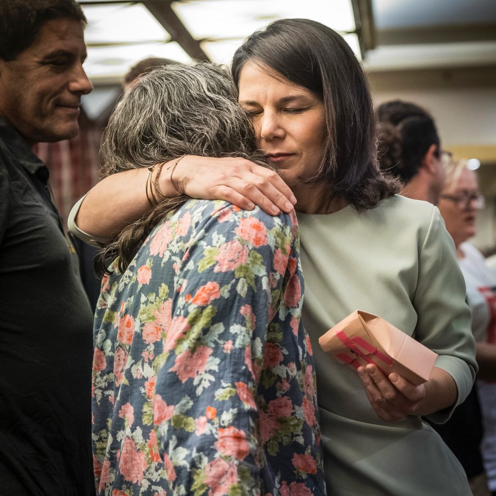 Annalena Baerbock schildert feuer heiße fotos