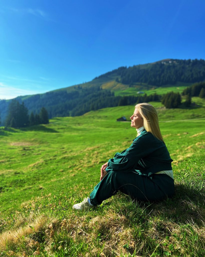 Beatrice Egli lächelt heißen Bikini