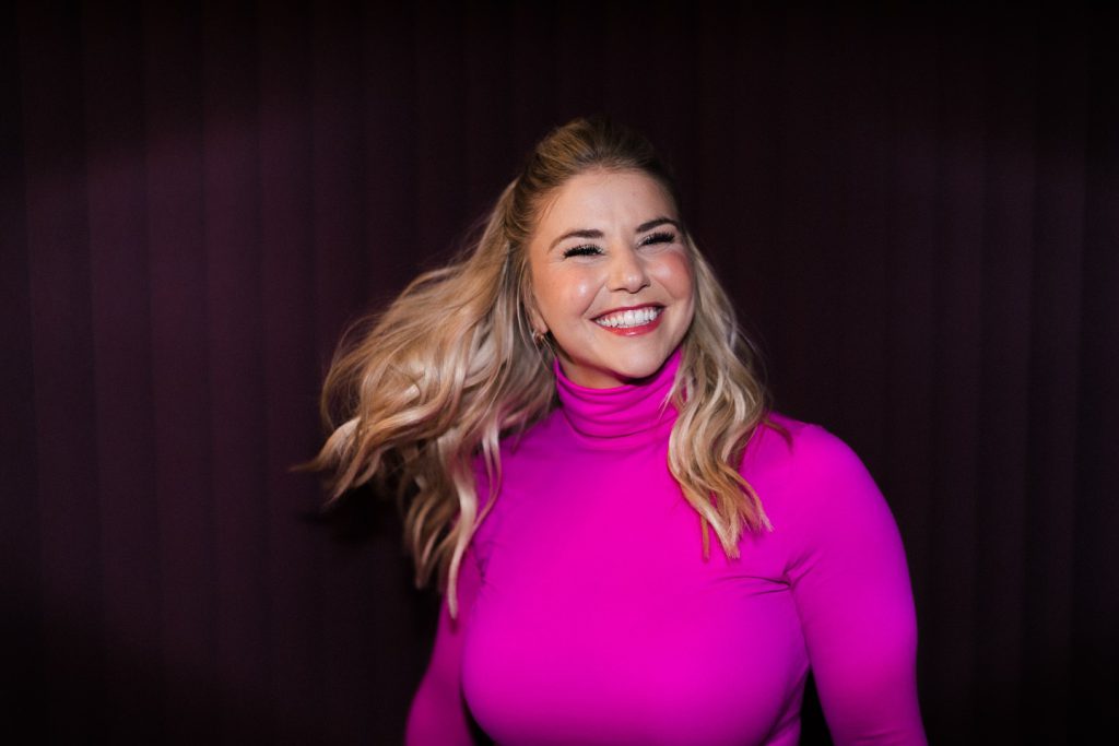 Beatrice Egli posiert porno