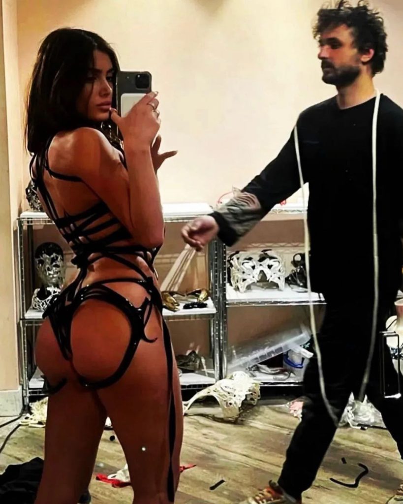 Bianca Censori stellt feuer heiß dar xxx