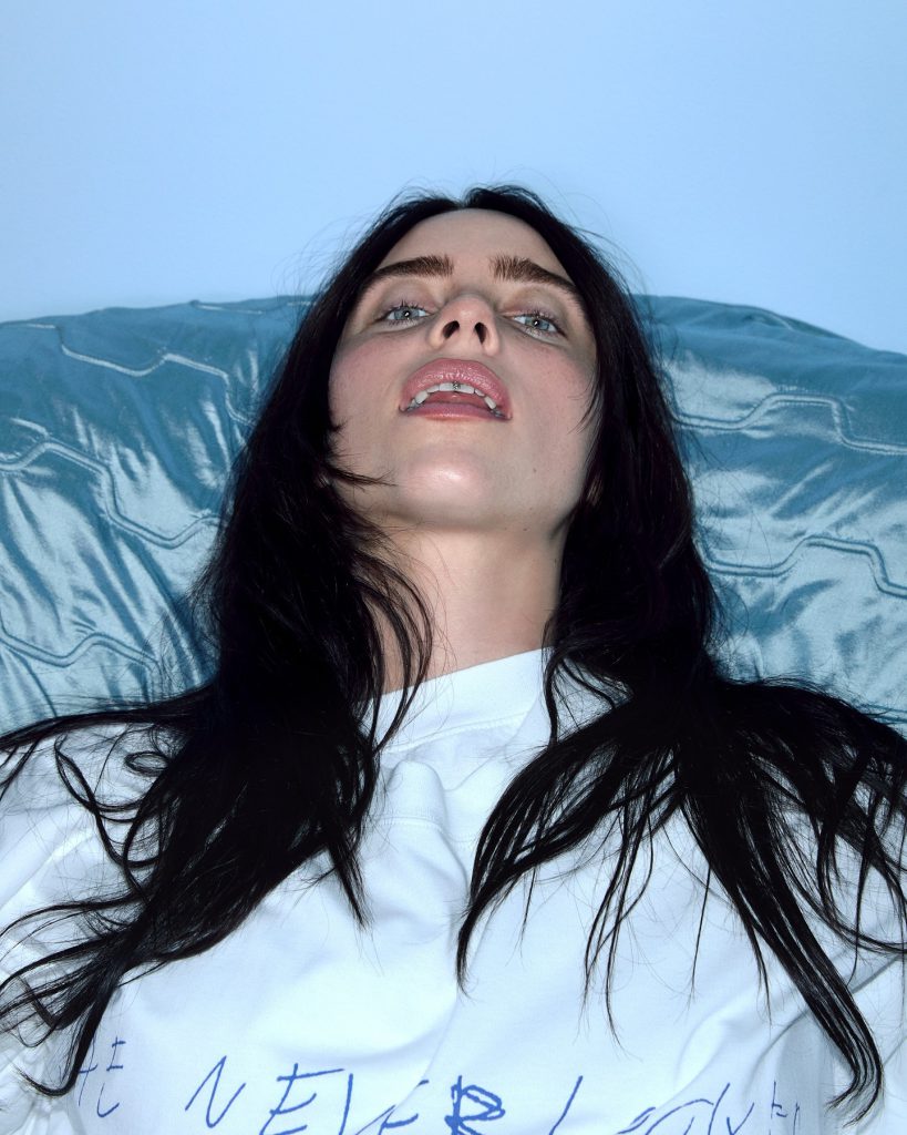 Billie Eilish lächelt heiß xxx