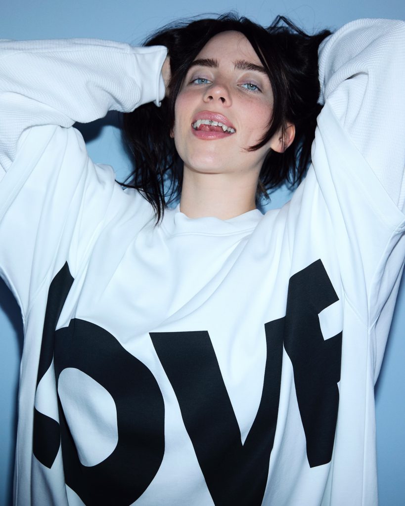 Billie Eilish lächelt heiße Fotos