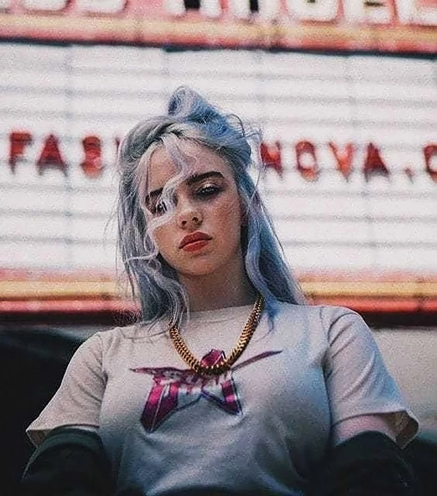 Billie Eilish modeling arsch