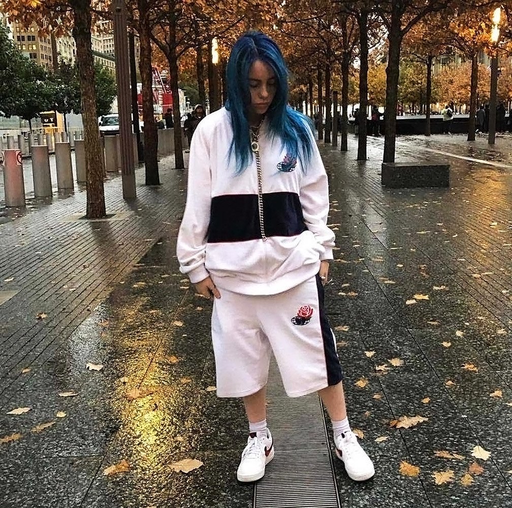 Billie Eilish modelliert muschi