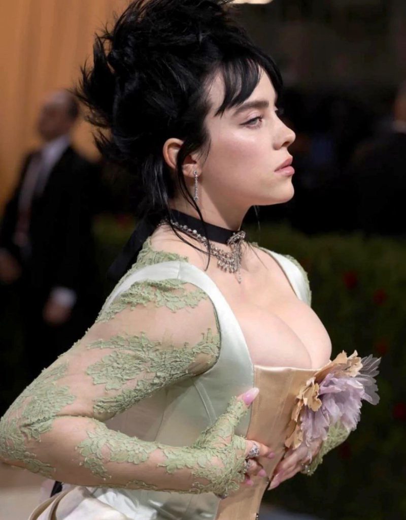 Billie Eilish posiert bikini