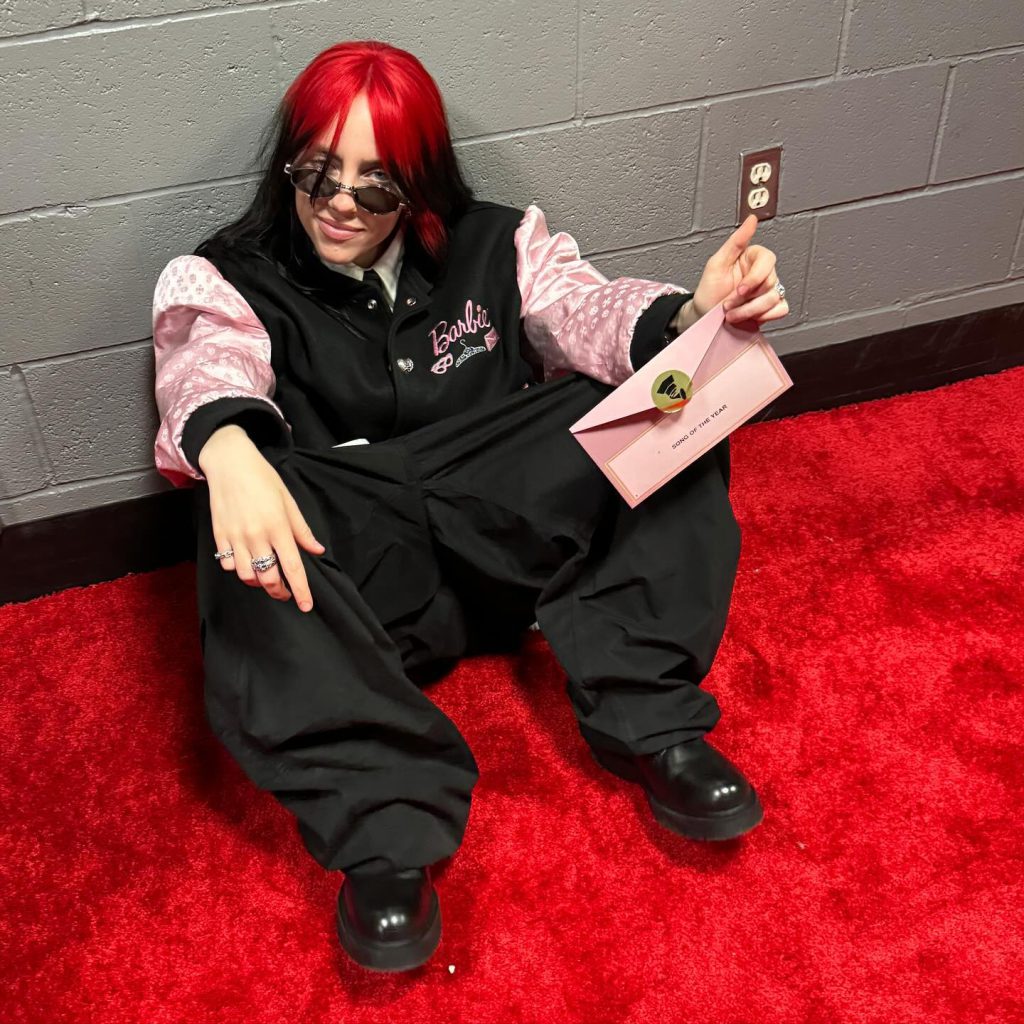 Billie Eilish posiert brüste