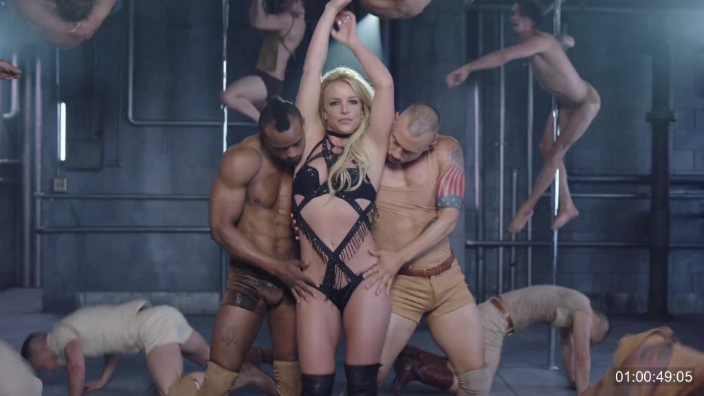 Britney Spears schildert feuer brüste