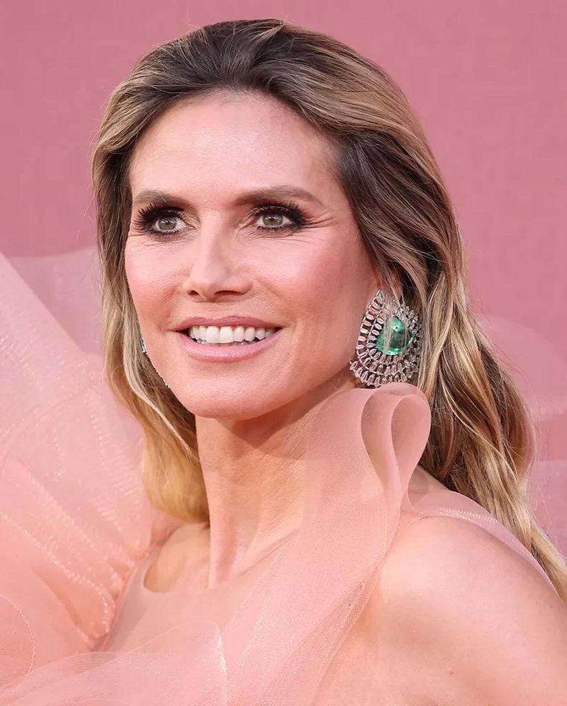 Heidi Klum lächelt heiße Fotos