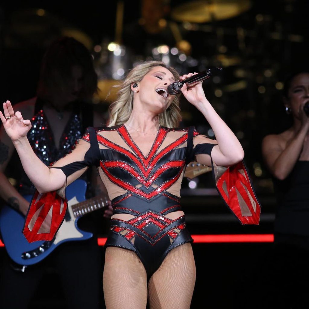 Helene Fischer posiert heiß bikini