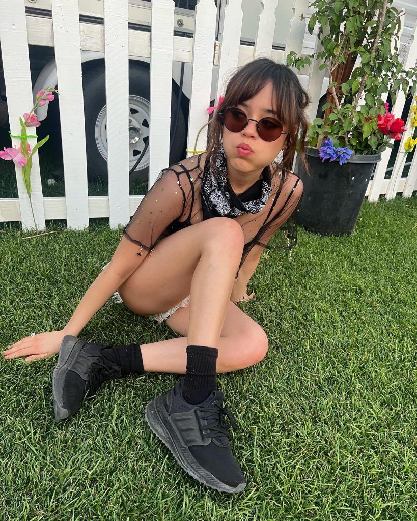 Jenna Ortega lächelt heiße bilder