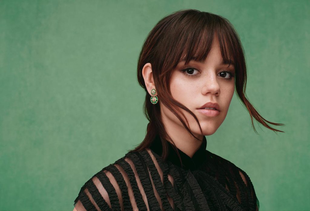 Jenna Ortega lächelt nackt bilder