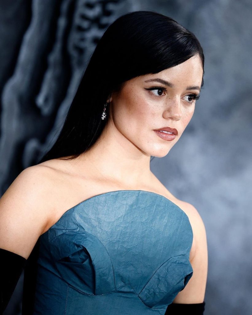 Jenna Ortega modellierung heiß