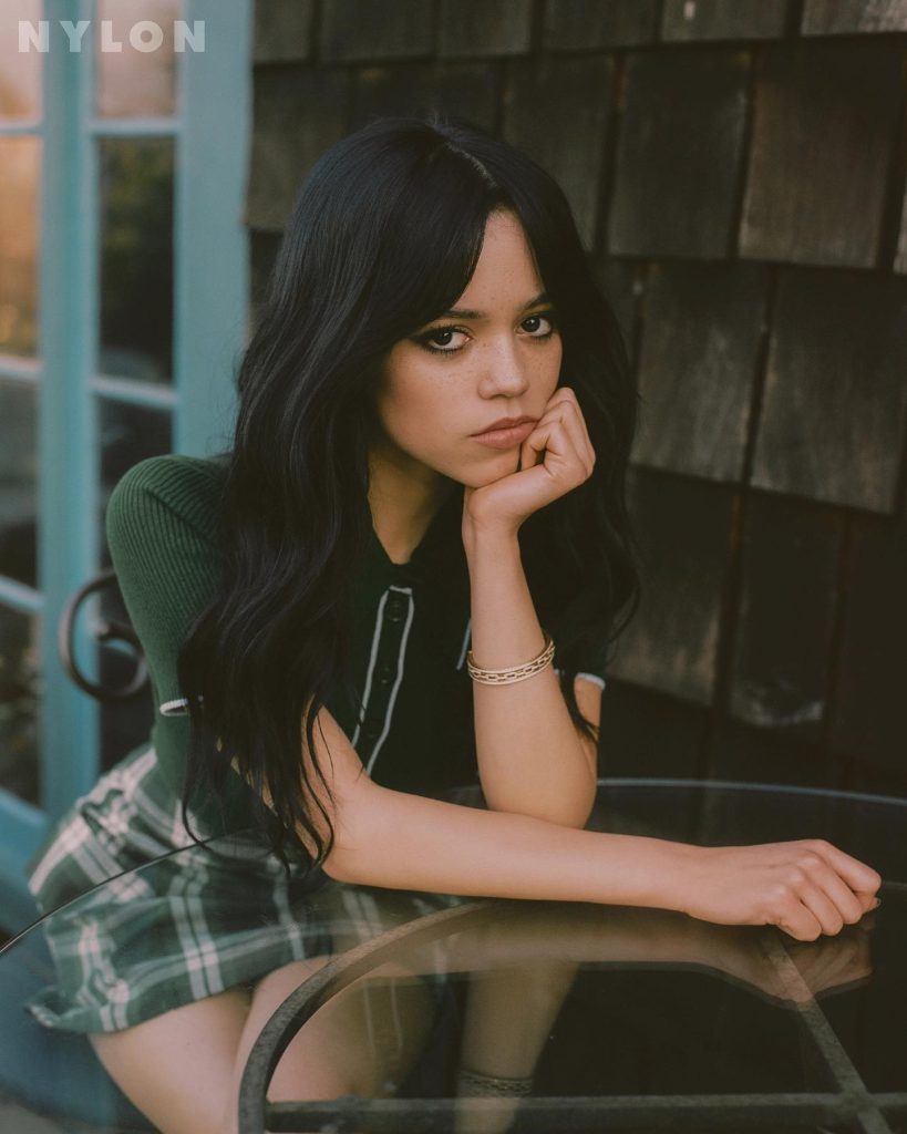 Jenna Ortega posiert xxx