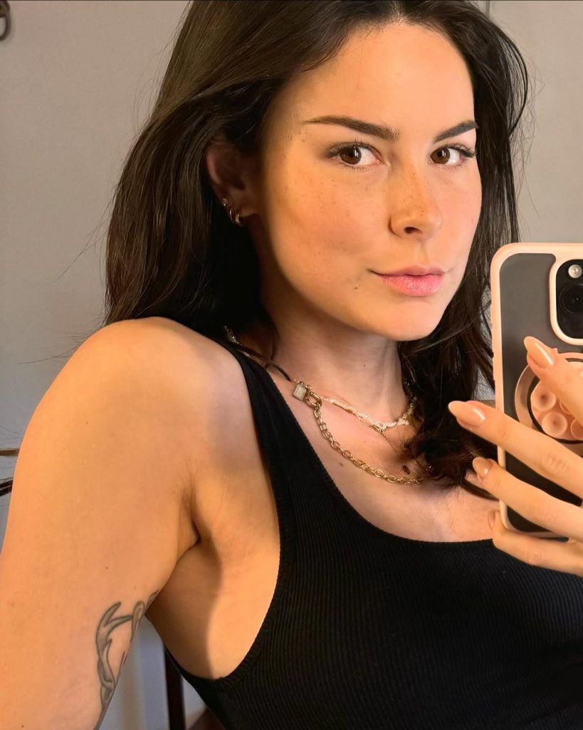 Lena Meyer Landrut lächelt nackt