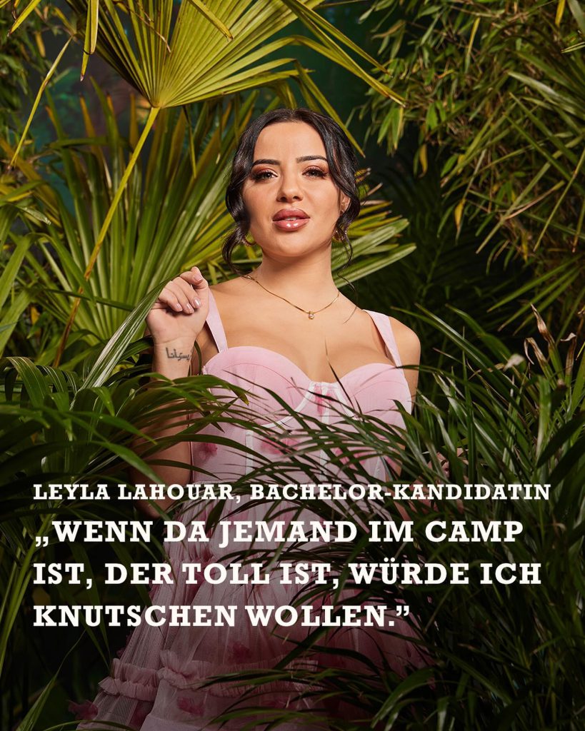 Leyla Lahouar lächelt Brüste