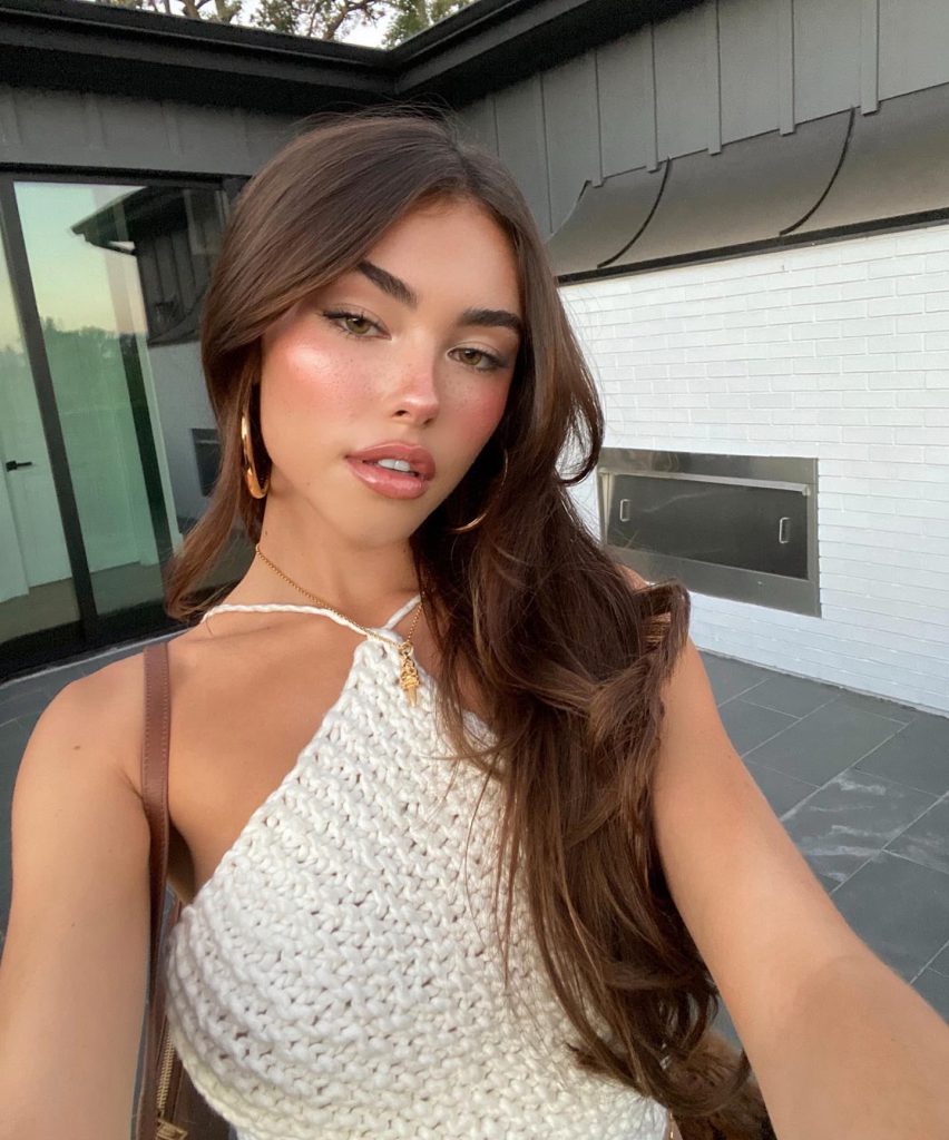 Madison Beer lächelt sex