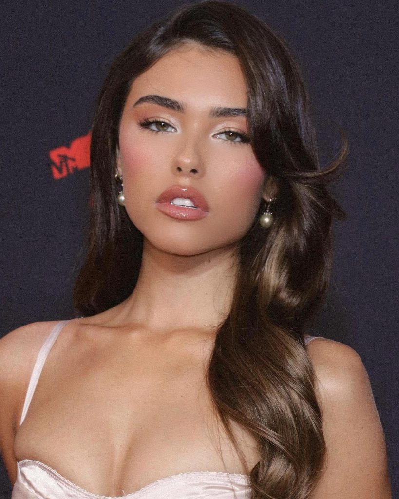 Madison Beer lächelt sexy