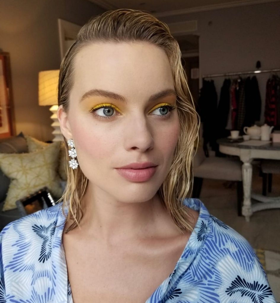 Margot Robbie lächelt heiße Fotos