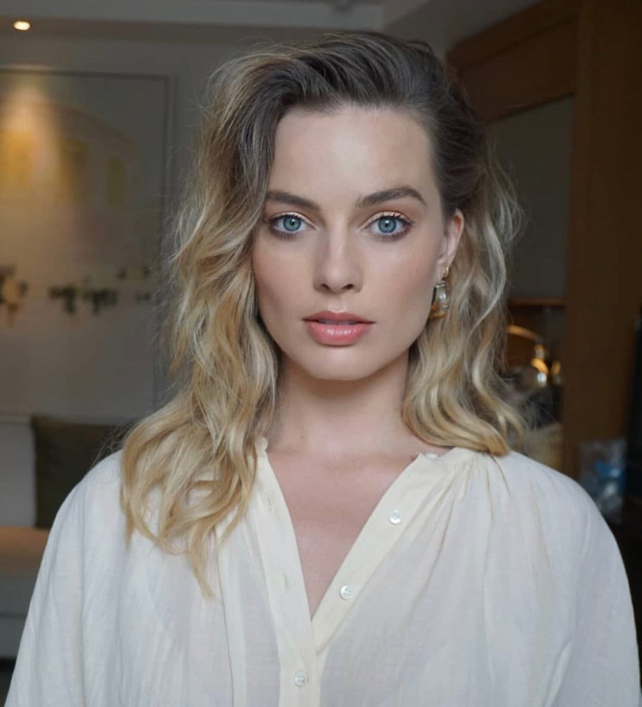 Margot Robbie lächelt nackt bilder