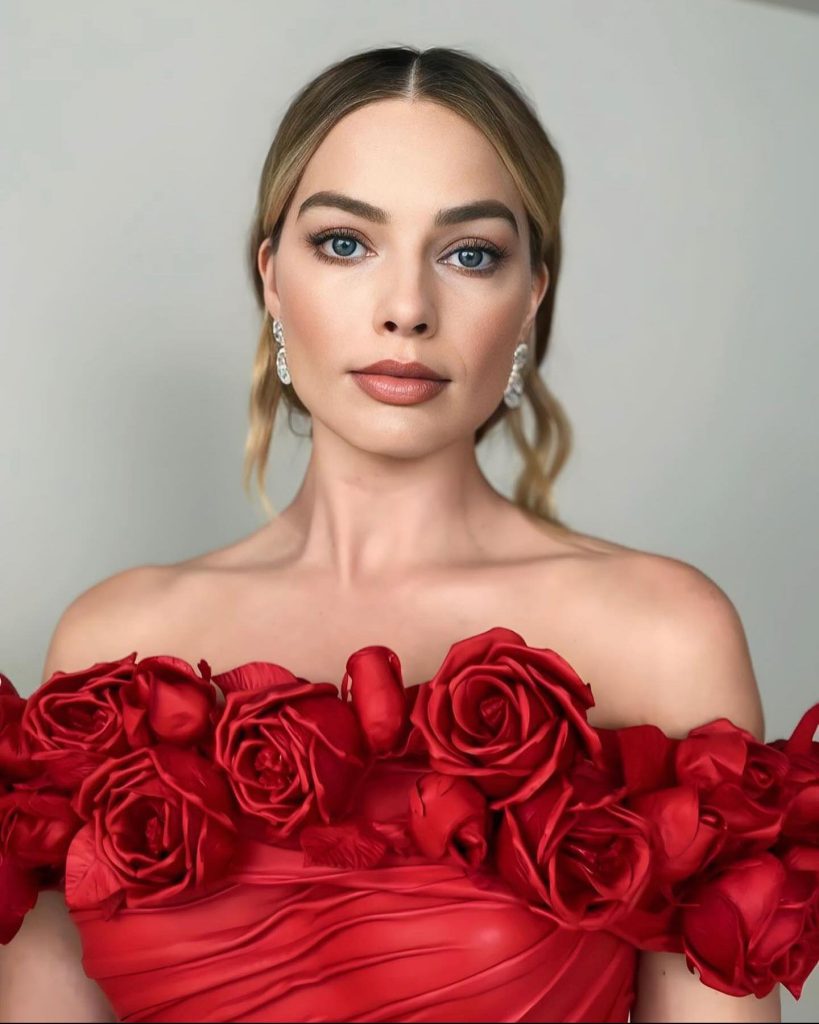 Margot Robbie modeling arsch