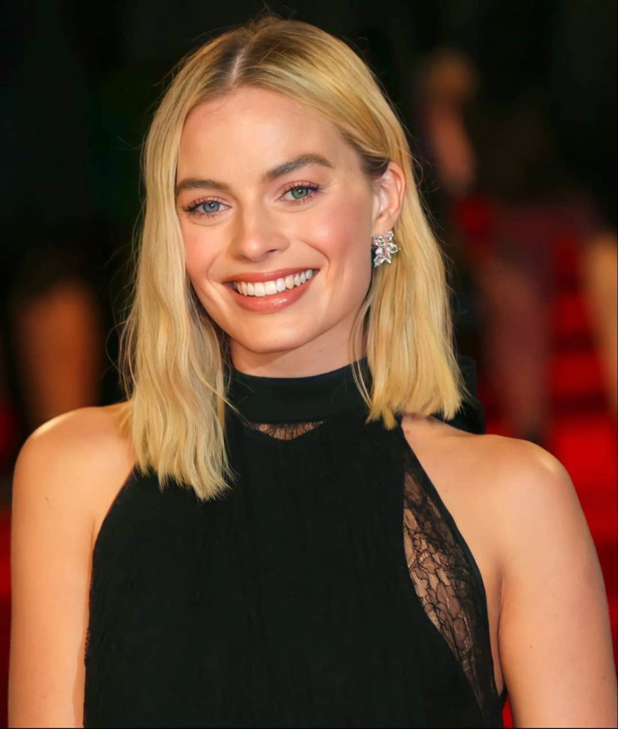 Margot Robbie sieht brüste