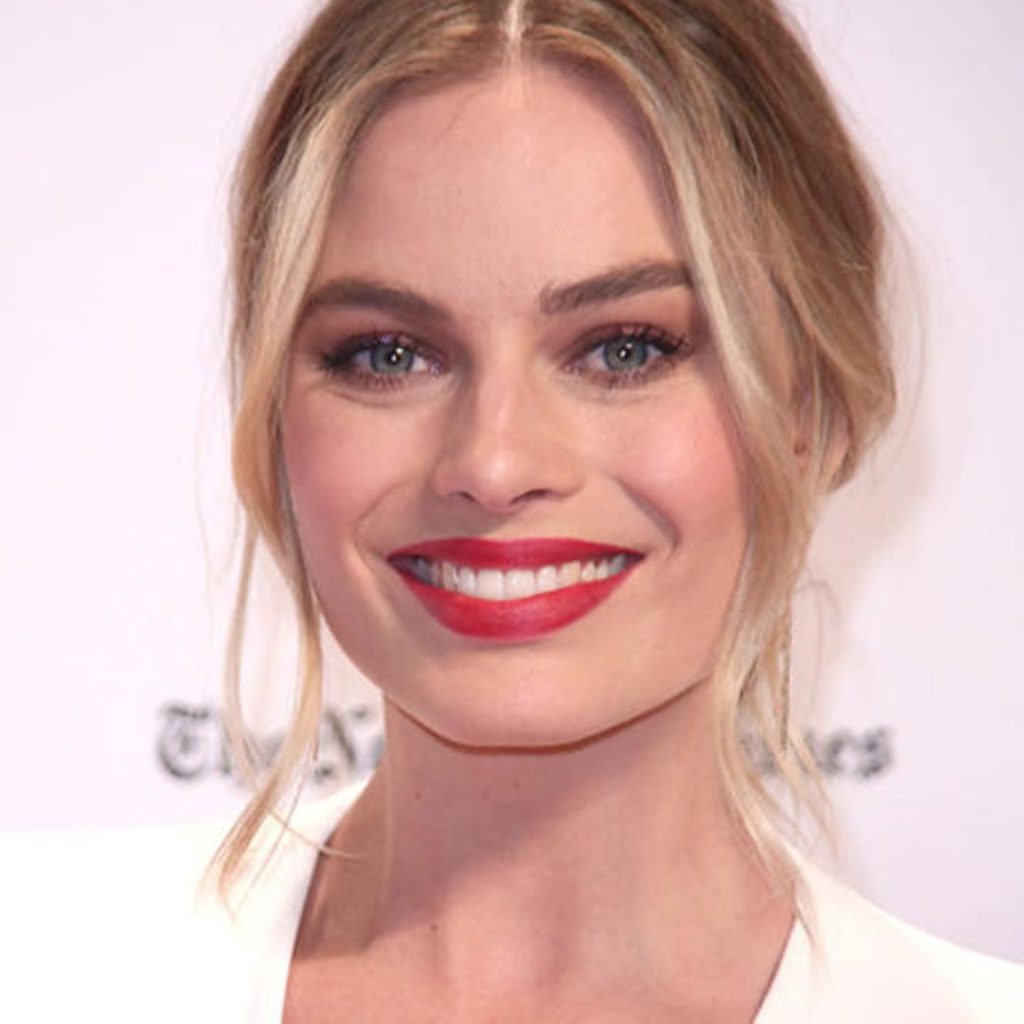 Margot Robbie stellt feuer nackt dar