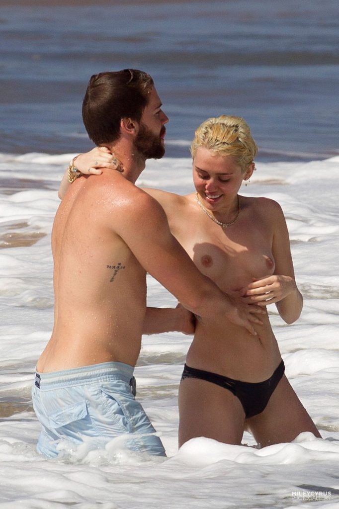 Miley Cyrus lächelt heißen Bikini