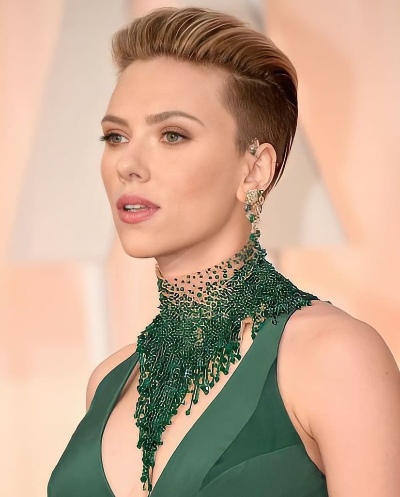 Scarlett Johansson lächelt xxx