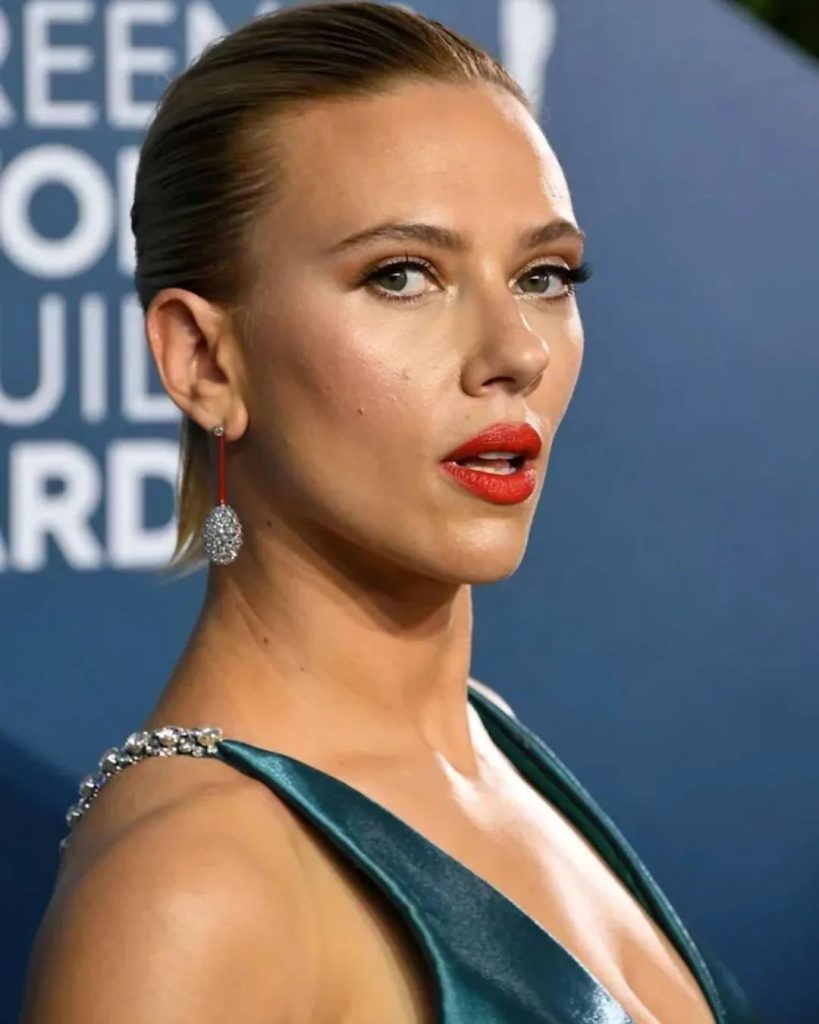 Scarlett Johansson modelliert nackt