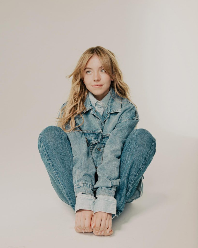 Sydney Sweeney lächelt Arsch