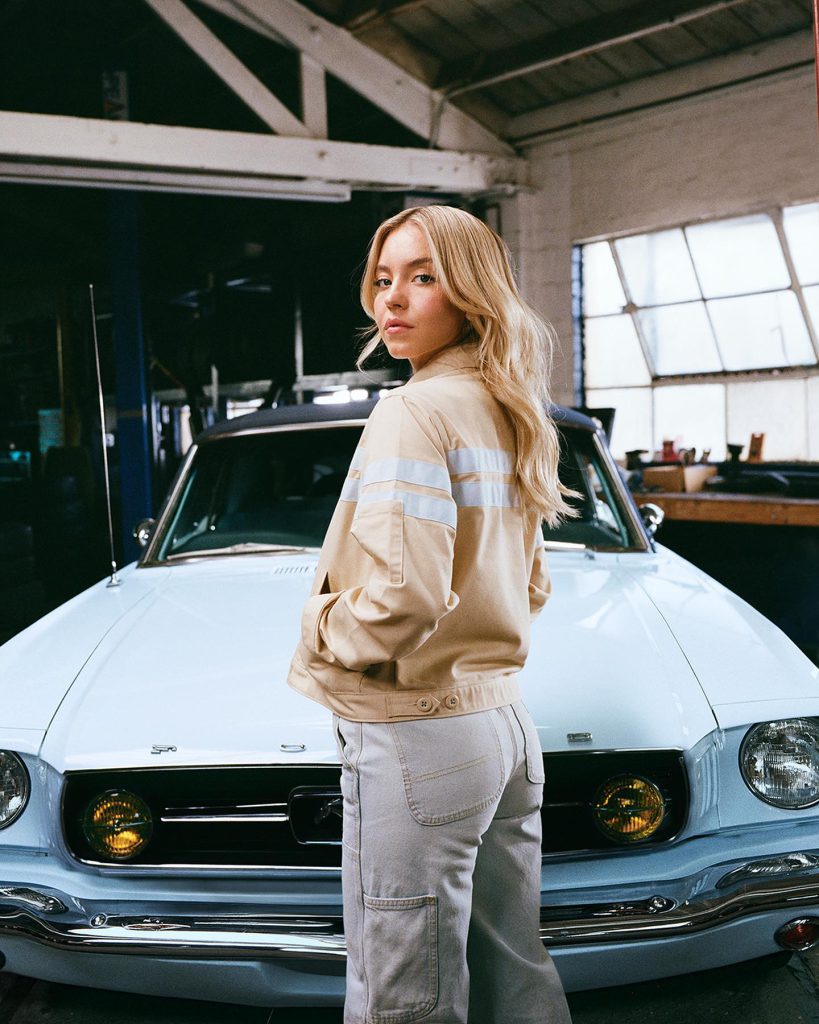 Sydney Sweeney lächelt heiße bilder