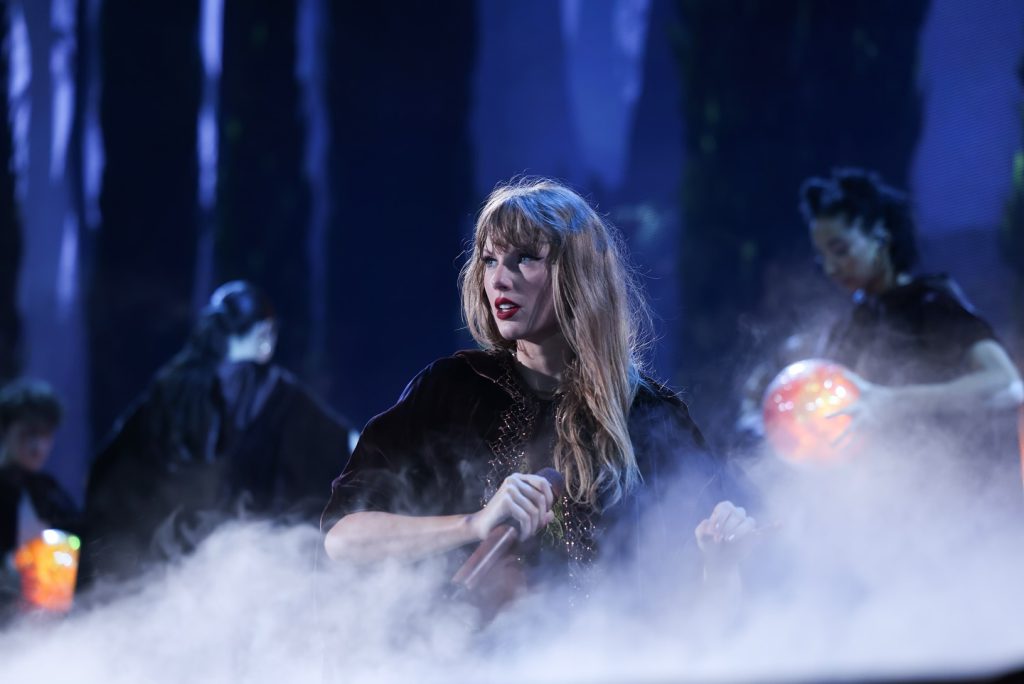 Taylor Swift schildert feuer brüste