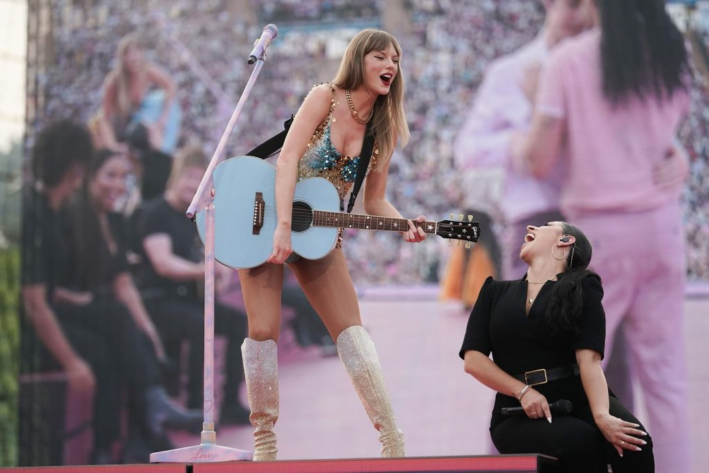 Taylor Swift schildert feuer nackt bilder