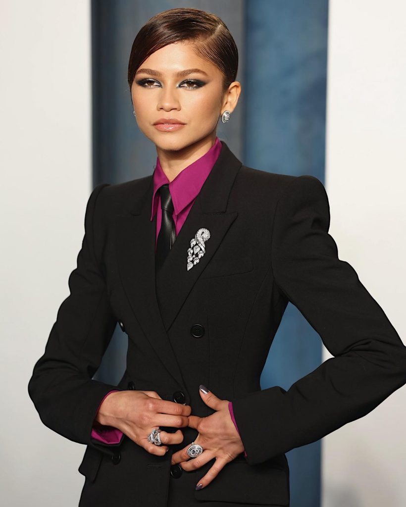 Zendaya lächelt heiße Fotos