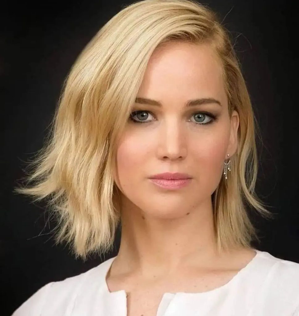 Jennifer Lawrence lächelt nackt