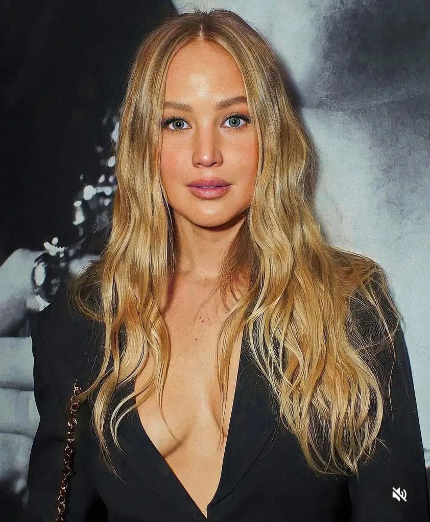 Jennifer Lawrence lächelt nackt