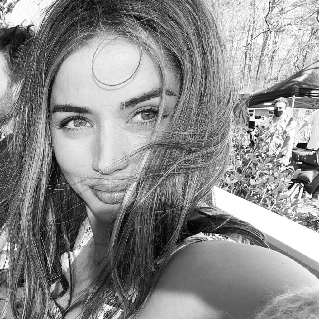 Ana De Armas posiert Muschi