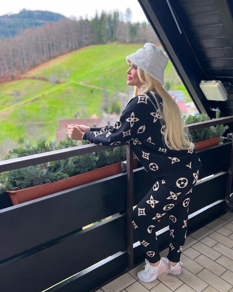 Daniela Katzenberger feurig nackt bilder