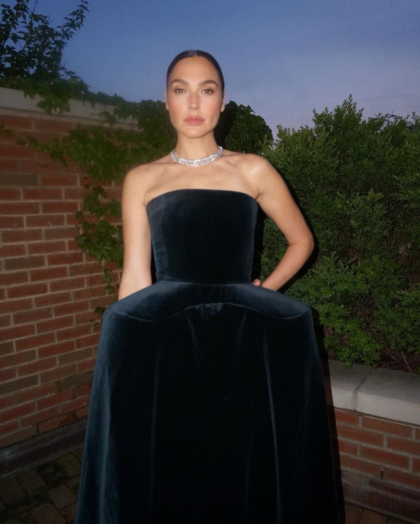 Gal Gadot lächelt heiße Fotos