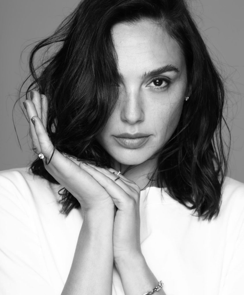 Gal Gadot lächelt sexy