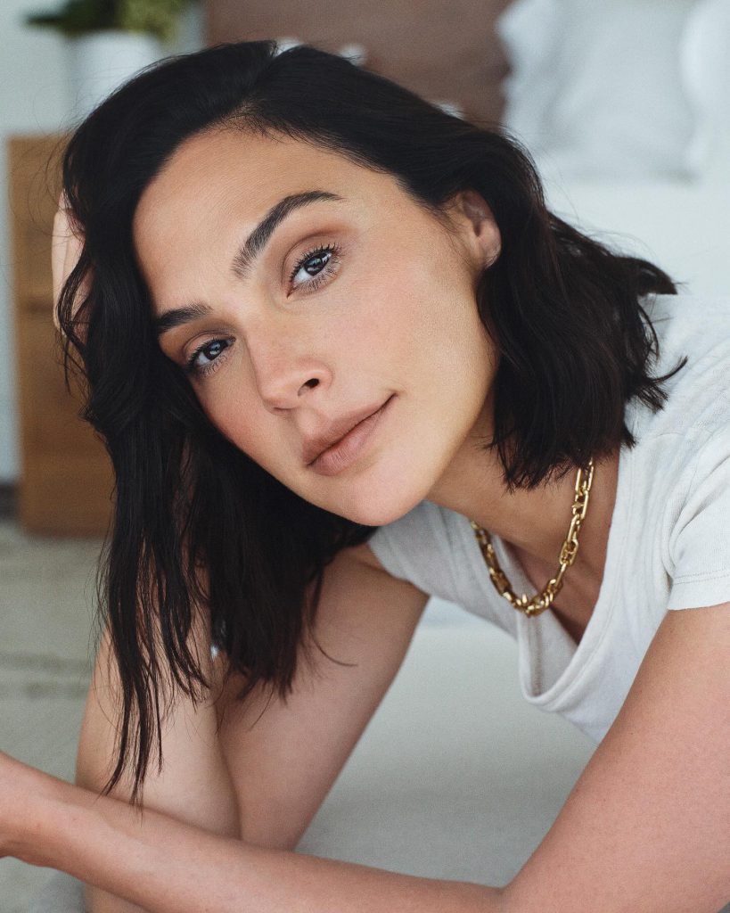 Gal Gadot modelliert nackt