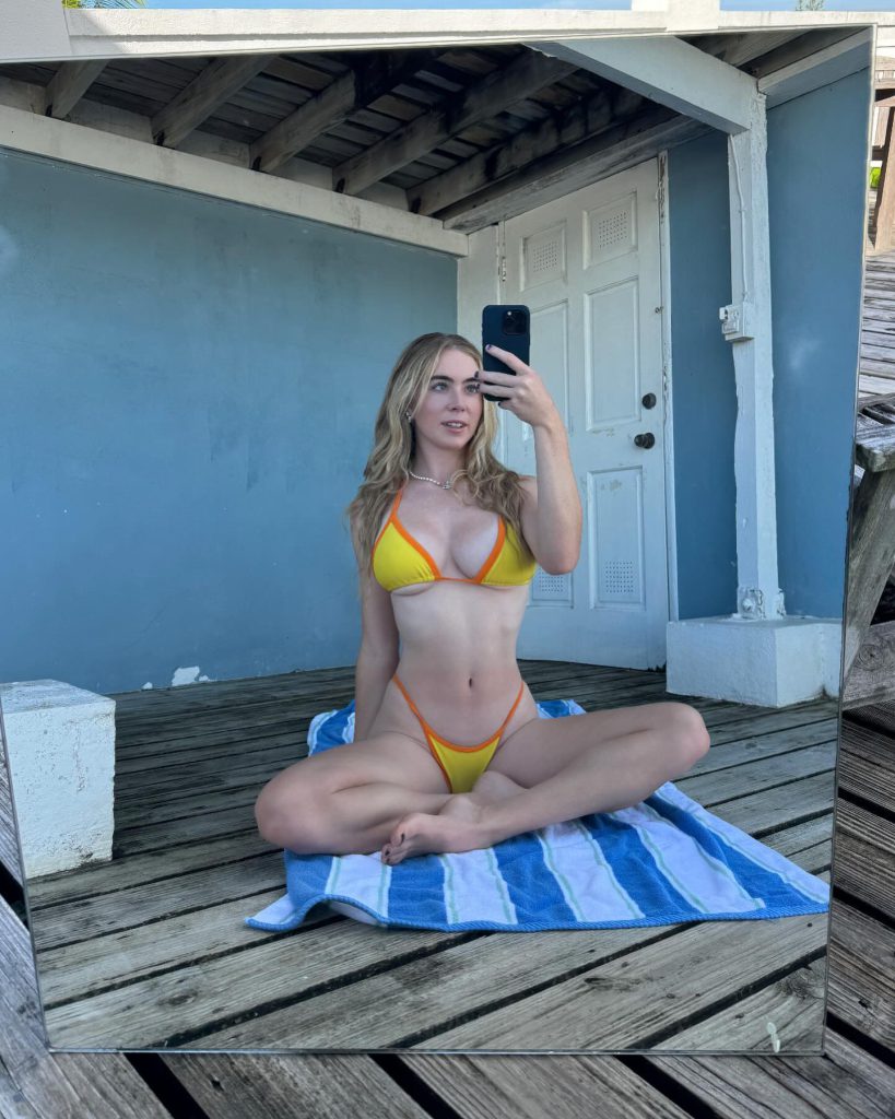 Grace Charis lächelt heißen Bikini