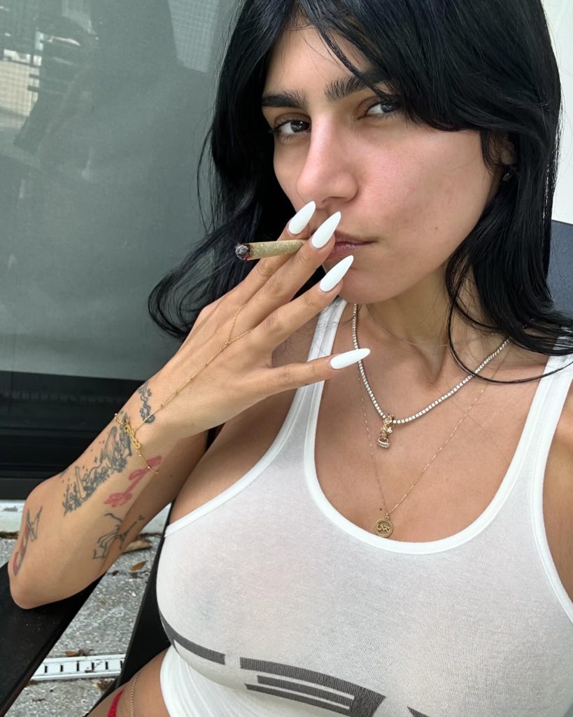 Mia Khalifa schildert feuer sex szenen